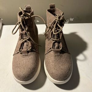 OTBT light brown color wool ankle booties laceup front size 6.5 NWT